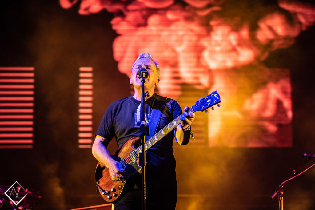 Ο τραγουδιστής Bernard Sumner των New Order στη σκηνή του Release Athens Festival 2019